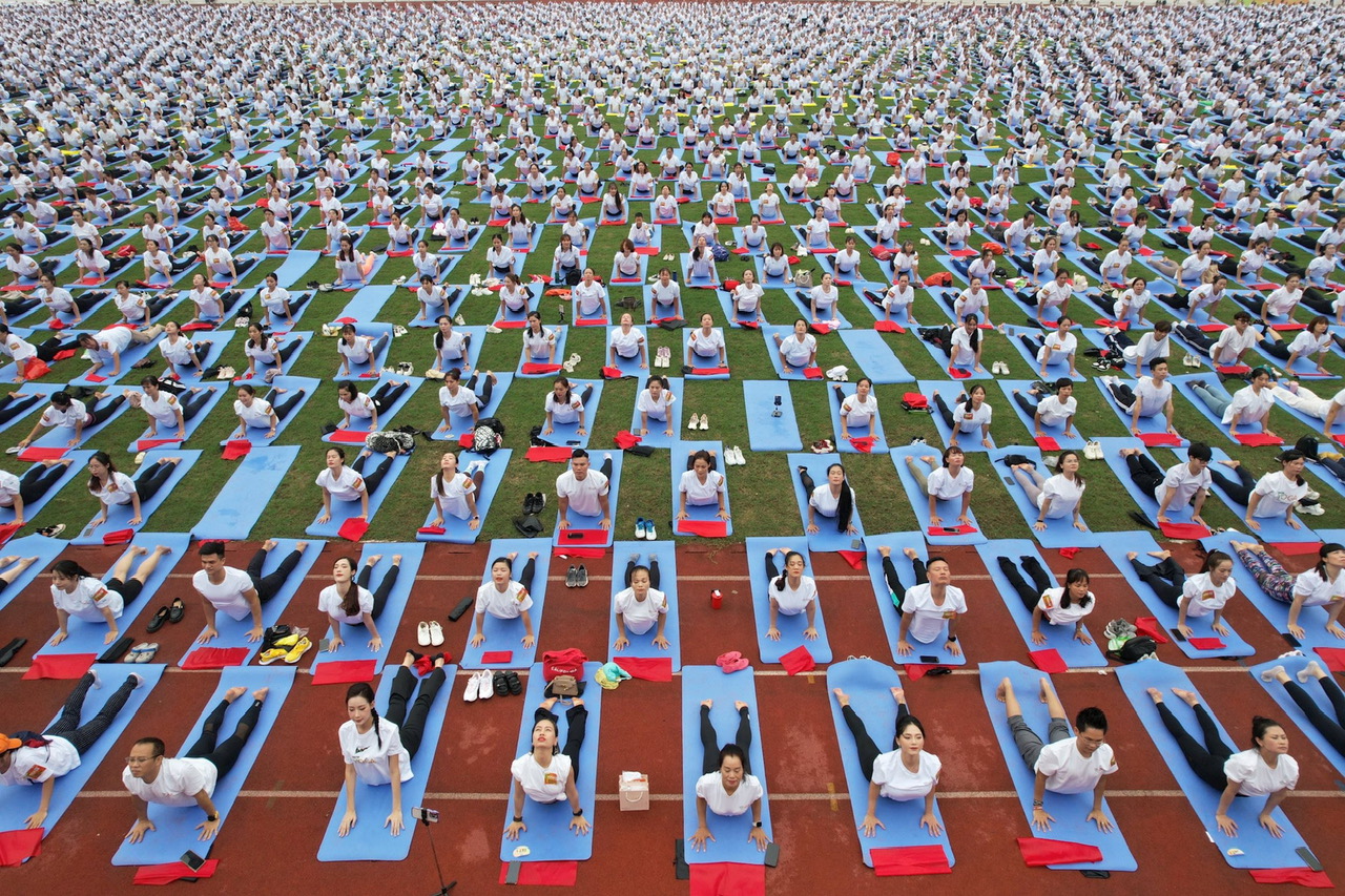 Trình diễn yoga trên sân vận động quốc gia Mỹ Đình (ảnh Dân trí)